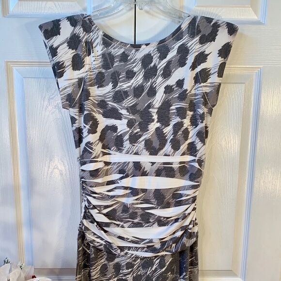 WHITE & GRAY CHETAH PRINT LOW V BACK SIZE L NWT - Picture 1 of 7